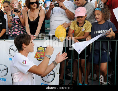 Julio 20, 2011: majicJack y Western New York Flash en Sahlen's Stadium en Rochester, NY en una mujer de Fútbol Profesional (WPS) matchup. Abby Wambach firma autógrafos, justo antes de tocar el Western New York Flash.(Credit Image: © Alan Schwartz/Cal Sport Media/ZUMAPRESS.com)