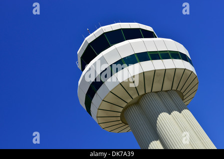 Torre de Control, torre de control de tráfico aéreo en el aeropuerto de Gatwick, Londres, Inglaterra, Reino Unido Foto de stock