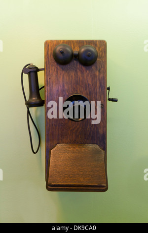 Vintage manivela teléfono de pared, c. 1900 Foto de stock