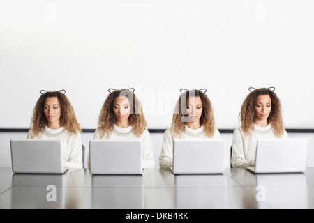 La empresaria vistiendo orejas utilizando ordenadores portátiles