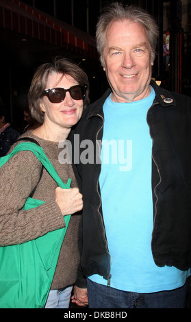 Annette O'Toole y Michael McKean asistieron 26 Broadway Cares Mercadillo celebrado en la plaza Times Square de Nueva York, Estados Unidos - 23.09.12