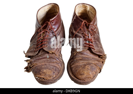 Viejas botas desgastadas, aislado en blanco Foto de stock