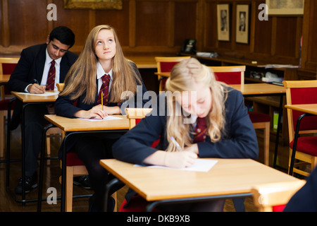Grupo de adolescentes escolares sentados exam Foto de stock
