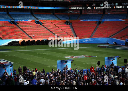 Chicago Bears safety Tyler Everett (22), Jamar Williams (52) and Mike Brown  (30) are seen during Media Day at Dolphin Stadium in Miami, Tuesday, Jan.  30, 2007. (AP Photo/Wilfredo Lee Stock Photo - Alamy