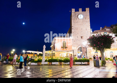 Taormina en la noche, la torre del reloj en la Piazza IX aprile en el Corso Umberto, la calle principal de Taormina, Sicilia, Italia, Europa