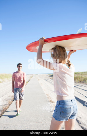 Par llevar tablas de surf en la ruta costera, Breezy Point, Queens, Nueva York, EE.UU.