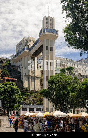 Salvador de Bahía, Brasil: Elevador Lacerda en el centro histórico de la ciudad de Salvador de Bahía. Foto de stock