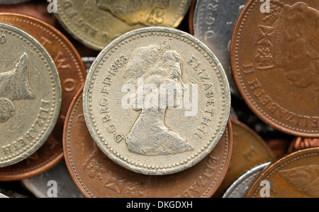 La reina Isabel II la cabeza sobre el lomo de una moneda de una libra británica Foto de stock