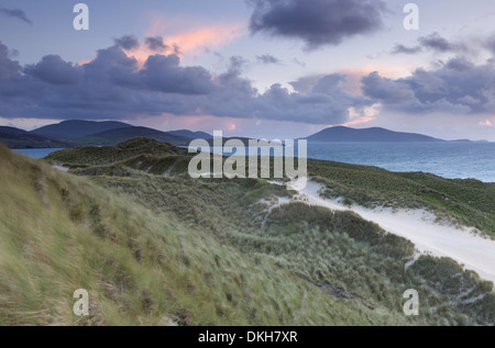 La costa norte visto desde las dunas en Luskentire, Isla de Harris, Hébridas Exteriores, Escocia, Reino Unido, Europa Foto de stock