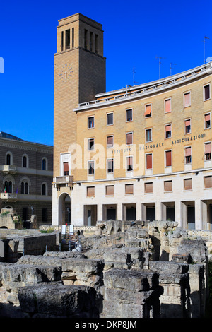 El teatro romano y el INA, edificio de la plaza de San Oronzo, Lecce, Puglia, Italia