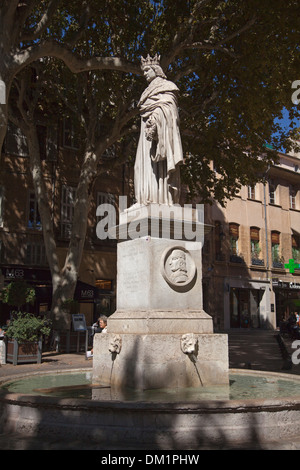 Estatua y fuente de buen rey René, Conde de Provenza, en el Cours Mirabeau en Aix-en-Provence Foto de stock