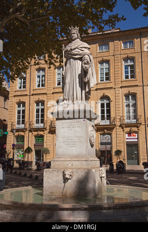 Estatua y fuente de buen rey René, Conde de Provenza, en el Cours Mirabeau de Aix-en Provence Foto de stock