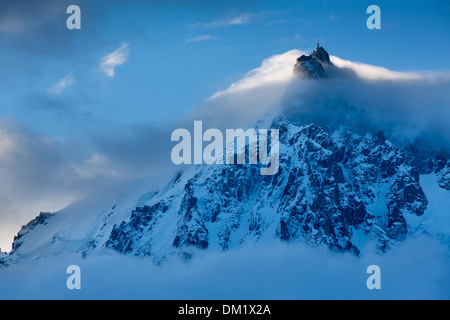 La Aiguille du Midi que aparecen a través de las nubes, el Mont Blanc, les Alpes Haute-Savoie, Francia Foto de stock