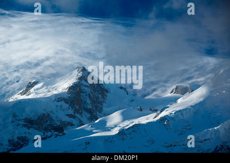 El Mont Blanc du Tacul apareciendo a través de las nubes, les Alpes Haute-Savoie, Francia Foto de stock