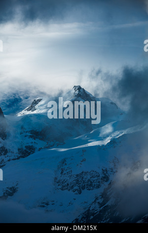 El Mont Blanc que aparecen a través de las nubes, les Alpes Haute-Savoie, Francia Foto de stock