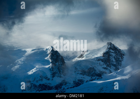 El Mont Blanc que aparecen a través de las nubes, les Alpes Haute-Savoie, Francia Foto de stock