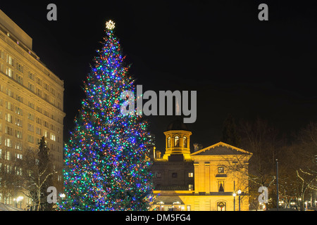 Árbol de Navidad en Pioneer Courthouse Square en el centro de Portland, Oregón, decoradas con coloridas luces en la noche