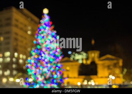 Vacaciones de Navidad Árbol con colorido festivo fuera de foco Bokeh luces en Pioneer Courthouse Square