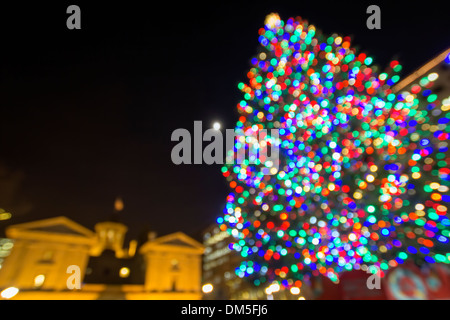 Árbol de Navidad con luces coloridas fiestas en Pioneer Courthouse Square en el centro de Portland, Oregón