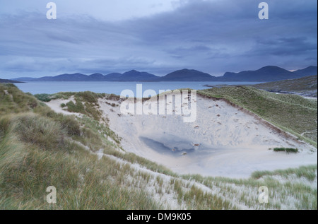 Una vista de las dunas en Luskentire con las montañas de North Harris en el fondo, Outer Hebrides Foto de stock