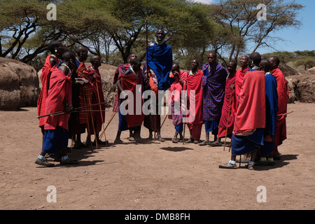 Un grupo de hombres Masai, tomando parte en la tradicional danza Adumu comúnmente conocida como el Salto de la danza en una ceremonia de mayoría de edad para jóvenes guerreros de la tribu maasai en el Área de Conservación de Ngorongoro Crater en la zona montañosa de Tanzania, África Oriental