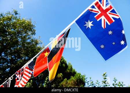 Bandera multinacional bunting en una fiesta en el jardín. Foto de stock