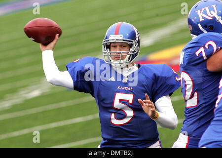 Kansas quarterback Todd Reesing (5) pasa durante la primera mitad de la ...