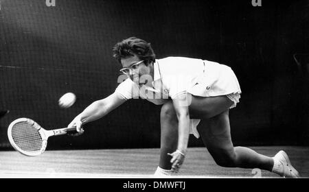 Junio 27, 1967 - Londres, Inglaterra, Reino Unido - la estrella de tenis Billie Jean King (USA) verso A.R. Lofdahl (Suecia) en Wimbledon. Foto: Billie-Jean King va tras el balón durante el partido. (Crédito de la Imagen: © KEYSTONE USA/ZUMAPRESS.com) imágenes