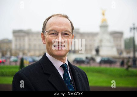 Alastair Bruce, OBE, es Sky News' Royal, religiosas y eventos nacionales comentarista oustside Buckingham palace Foto de stock