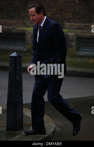 El Primer Ministro Británico David Cameron vuelve a Downing Street