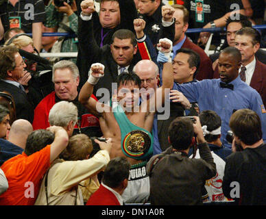 Jan 21, 2006; Las Vegas, Nevada, EE.UU.; MANNY PACQUIAO de Filipinas, se celebra después de parar Erik Morales en la décima ronda para ganar el super peso pluma de boxeo el sábado por la noche. Crédito: Foto obligatoria por J.P. Yim/ZUMA Press. (©) Copyright 2006 por J. P. Yim