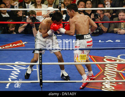 Jan 21, 2006; Las Vegas, Nevada, EE.UU.; MANNY PACQUIAO de Filipinas, a la derecha, se conecta con una izquierda a Erik Morales, de México, durante su super pluma de boxeo el sábado por la noche. Pacquiao ganó cuando la lucha se detuvo en la décima ronda. Crédito: Foto obligatoria por J.P. Yim/ZUMA Press. (©) Copyright 2006 por J. P. Yim