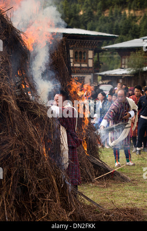 Bhután, Bumthang Thangbi Mani Lhakang Tsechu Festival Mewang, fuego ceremonia de bendición, monjes laicos Gomchen encender fogatas Foto de stock