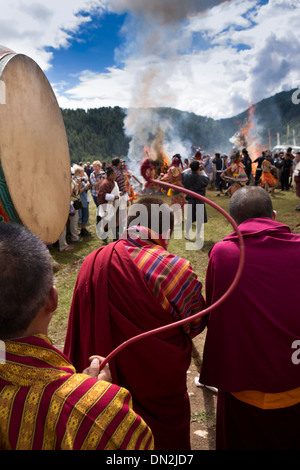 Bhután, Bumthang Thangbi Mani Lhakang Tsechu Festival, hombre con tambor templo Foto de stock