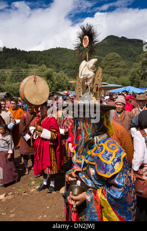 Bhután, Thangbi Mani Lhakang Tsechu Festival, murgas bailarín con Bell & dorji Foto de stock