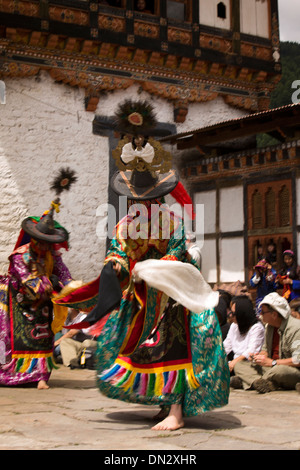 Bhután, Chhoekhor, Thangbi Mani Lhakang Tsechu Festival, Black Hat cham, bailarín de danza tercham borrosa, con movimiento Foto de stock