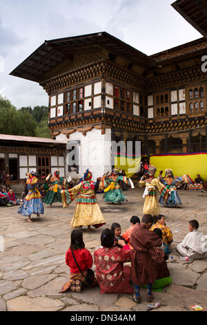 Bhután, Thangbi Mani Lhakang Tsechu Festival, patio, señores de la muerte bailarines enmascarados Foto de stock