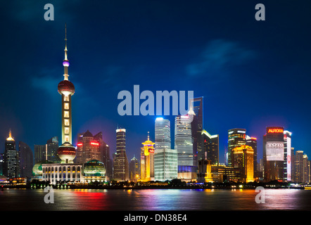 Skyline de Shanghai Pudong con perla iluminada por la noche China, República Popular de China, Asia