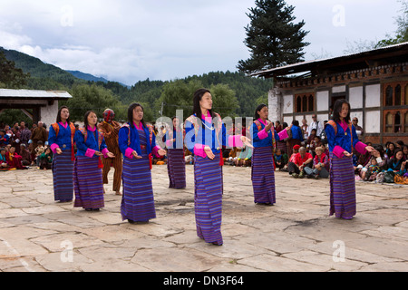 Bhután, Thangbi Mani Lhakang Tsechu Festival, bailarines de danza folklórica femenina vestidos tradicionalmente Foto de stock