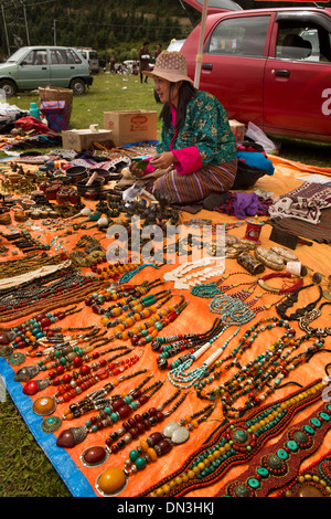 Bhután, Thangbi Mani Lhakang Tsechu Festival, proveedor venta de rosarios a devotos Foto de stock