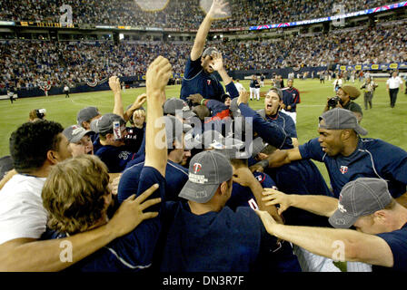 Oct 01, 2006; MINNEAPOLIS, MN, USA; Los Gemelos Minesota celebrar ganar su división en centerfield tras la pérdida de Detroit a Kansas City durante la celebración de su juego contra los White Sox de Chicago en el Metordome en Minneapolis, Minnesota, el domingo, 1 de octubre de 2006. Los gemelos de los White Sox derrotó 5-1. Crédito: Foto obligatoria por Marlin Levison/Minneapolis Star T/ZUMA Press.