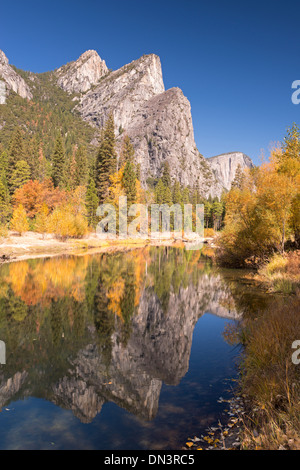 Los tres hermanos se refleja en el río Merced, Yosemite Valley, California, EE.UU. Otoño (octubre de 2013).