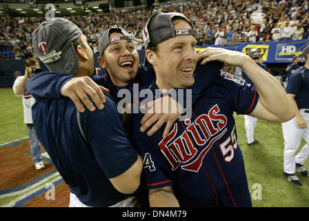 Oct 01, 2006; MINNEAPOLIS, MN, USA; Los Gemelos Minesota celebrar el triunfo de su división tras la pérdida de Detroit a Kansas City duirng la conclusión de su juego contra los White Sox de Chicago en el Metordome en Minneapolis, Minnesota, el domingo, 1 de octubre de 2006. Los gemelos de los White Sox derrotó 5-1. Crédito: Foto obligatoria por Marlin Levison/Minneapolis Star T/ZUMA Press. Copyright (©)