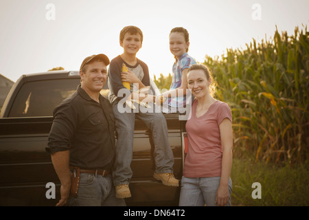 Familia caucásica sonriendo en la carretilla