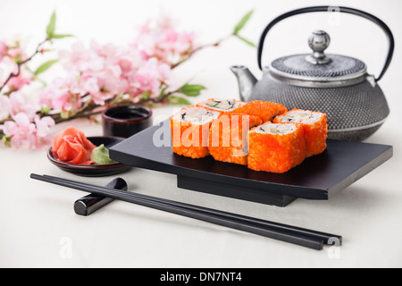 California Maki Sushi con salsa de soja y jengibre Foto de stock