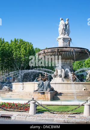 Fuente en la Plaza de la Rotonde en Aix en Provence, Francia, Europa Foto de stock
