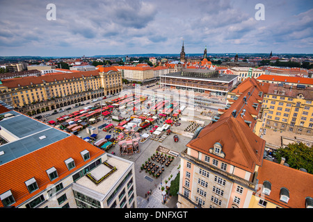 Dresden, Alemania paisaje urbano en Altmart Square.