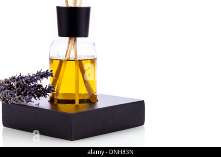 Aromático aceite de lavanda fragante objeto aislado sobre fondo blanco la aromaterapia Foto de stock