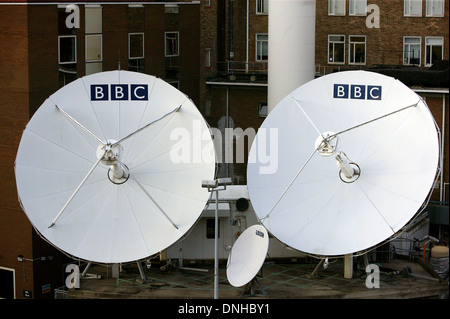 Antenas parabólicas de televisión de la BBC se muestren en su sede de la ciudad de blanco en Londres. Foto de stock