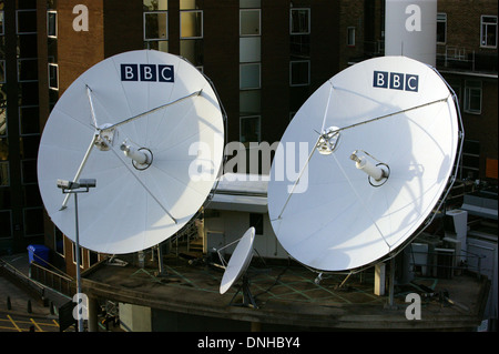 Antenas parabólicas de televisión de la BBC se muestren en su sede de la ciudad de blanco en Londres. Foto de stock